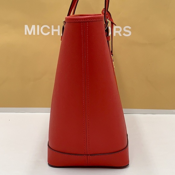 MICHAEL KORS
Jet Set Travel Large Saffiano Leather Top Zip Shoulder Tote… - Picture 5 of 13